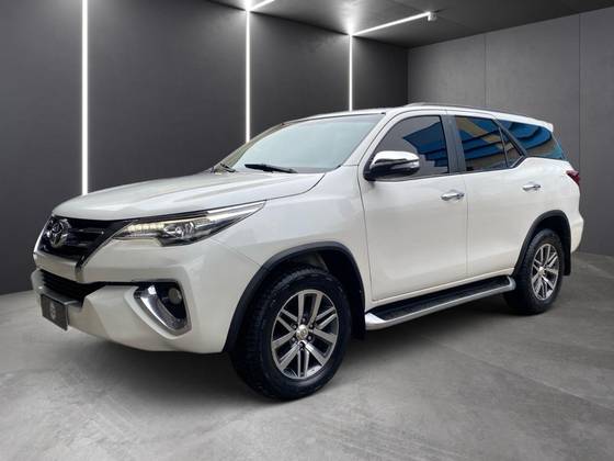 TOYOTA HILUX SW4 2.8 SRX 4X4 7 LUGARES 16V TURBO INTERCOOLER DIESEL 4P AUTOMÁTICO